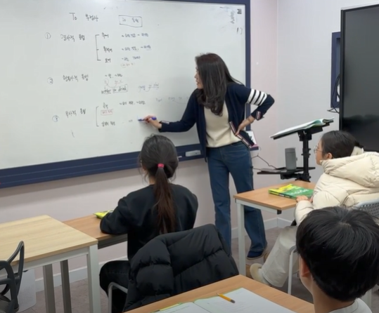 선생님이 화이트보드에 영어 문장 구조를 설명하는 수업 장면